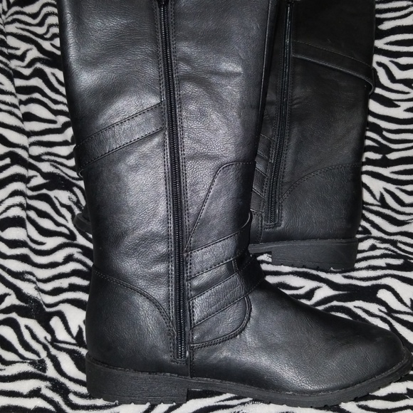 Boots - Picture 2 of 6